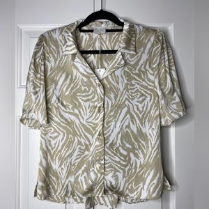 Violet & Claire New York Gold & White animal print Size: M Woman’s Blouse